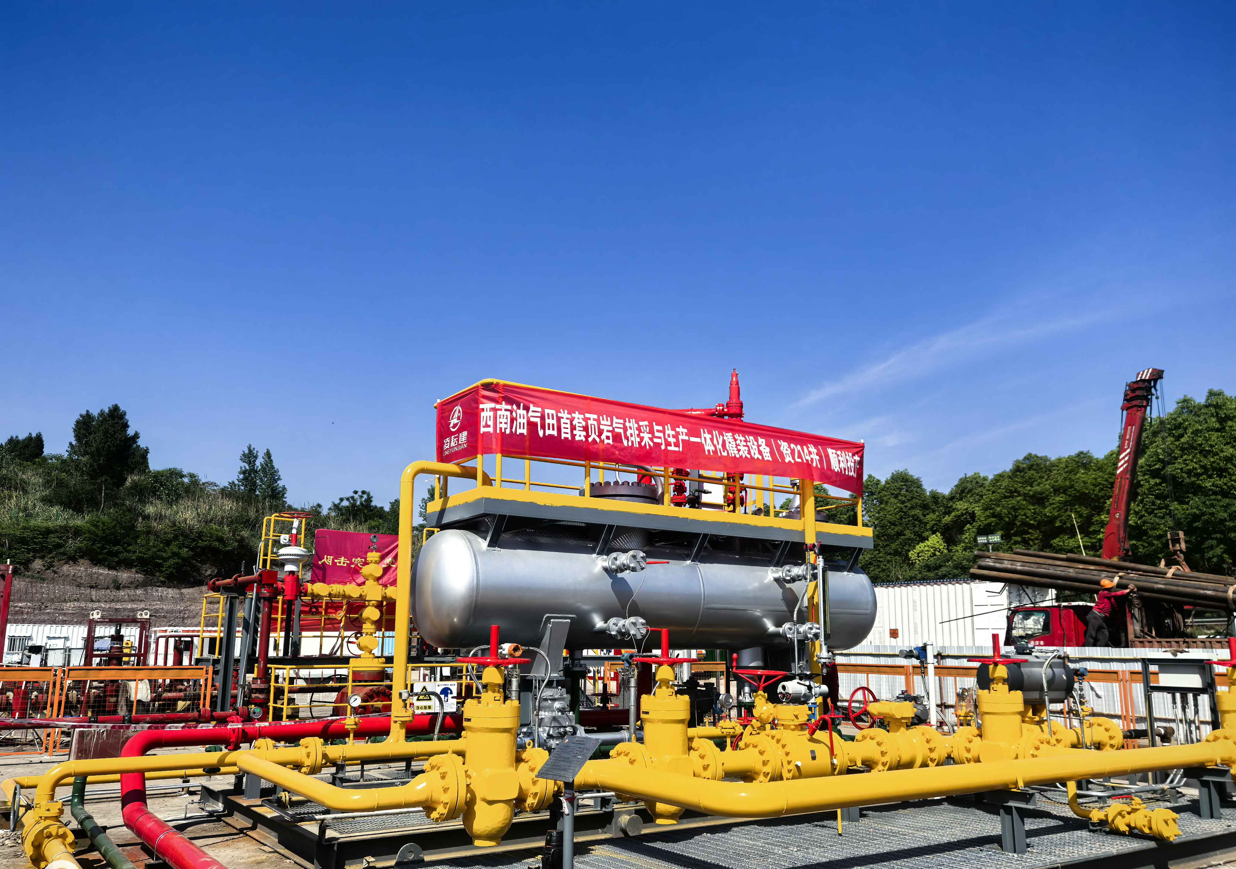 公司首套頁(yè)巖氣排采與生產(chǎn)一體化橇裝設(shè)備資214井（壓縮）.jpg